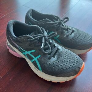 ASICS Women's Size US 6 WOMEN'S GT-2000 9 TRAIL